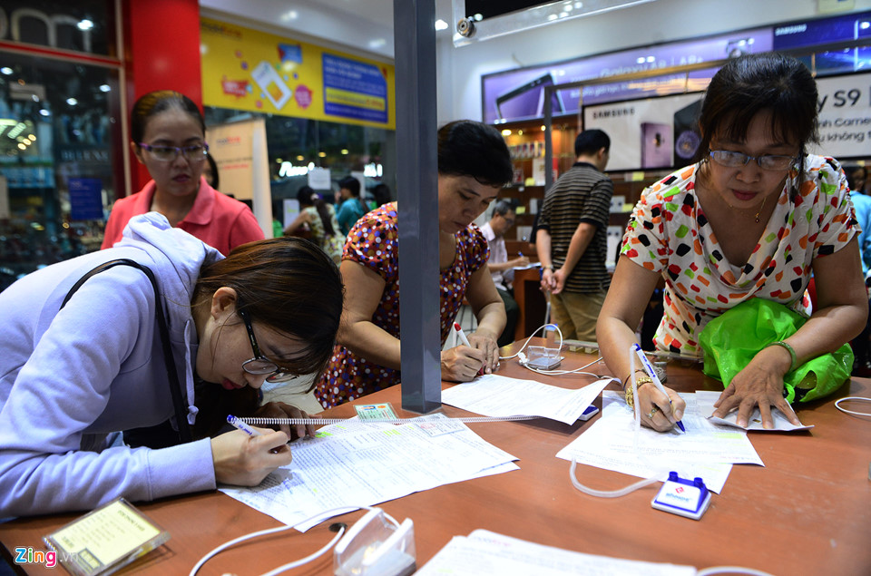 Quầy giao dịch của nhà mạng ở Sài Gòn chật cứng người chờ chụp hình